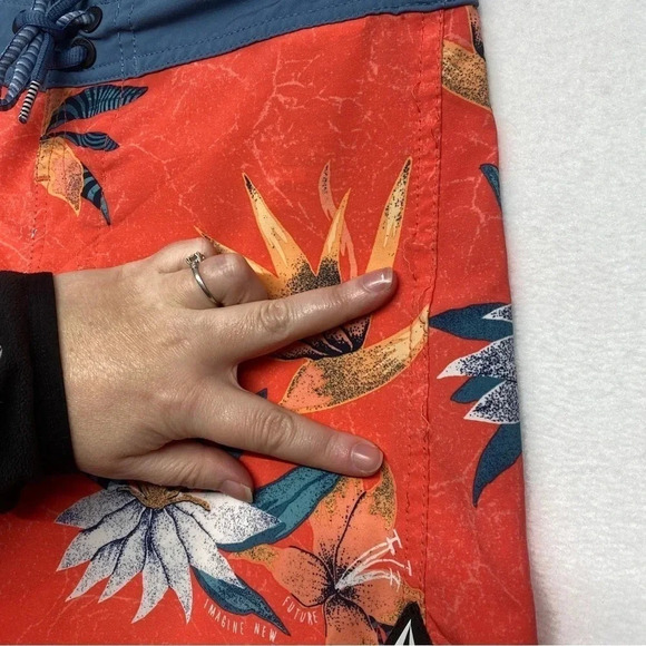 Volcom 27 / XS MEN’s Floral Swim Trunks Boardshorts - Picture 3 of 5